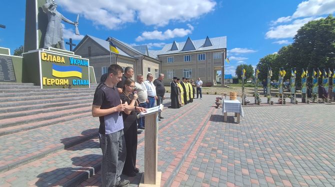 У Брусниці схилили голови перед полеглими і підтримали родини безвісти …