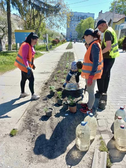 У Бурштині висадили понад 700 квітів та відремонтували дорогу на …
