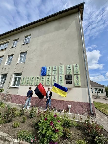 У Бурштині відкрили меморіальну дошку захиснику Ярославу Климчуку на стінах …