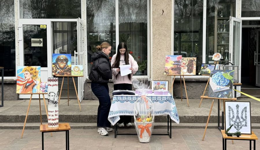 У Бурштині на благодійному аукціоні зібрали 36 тисяч гривень для …