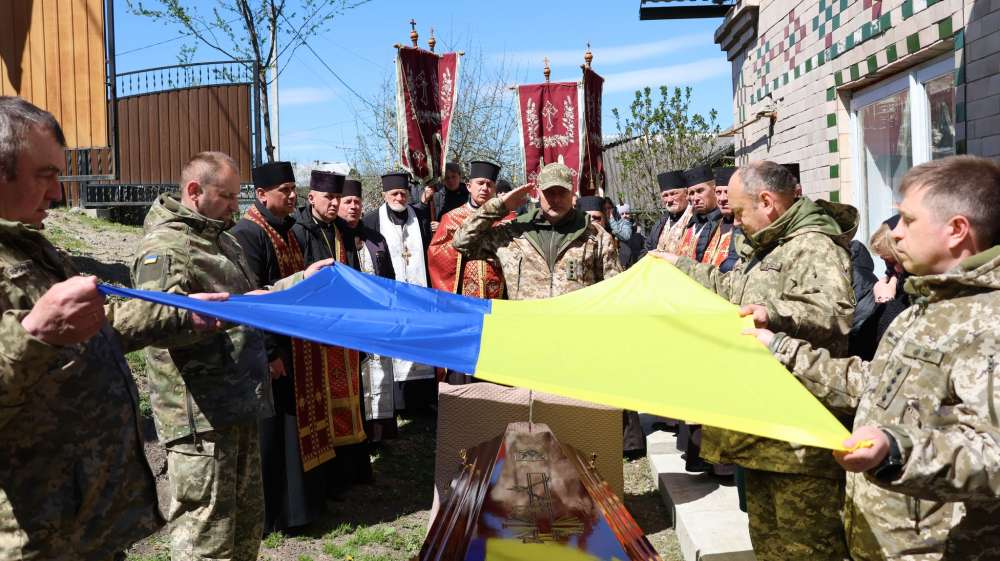 У Бучацькій громаді попрощалися з воїном Іваном Роговським