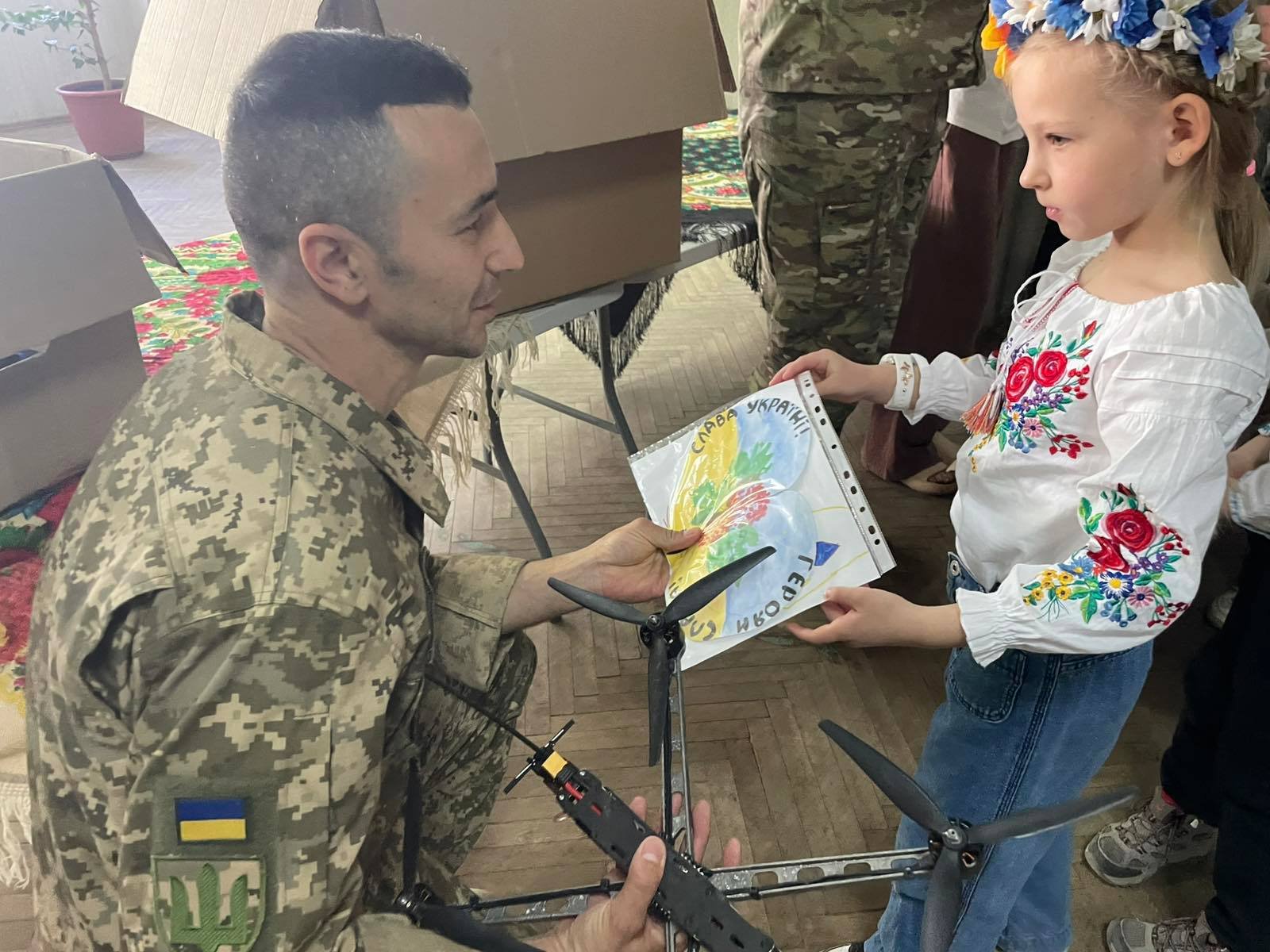 У Бучі дошкільнята передали дрони та малюнки захисникам