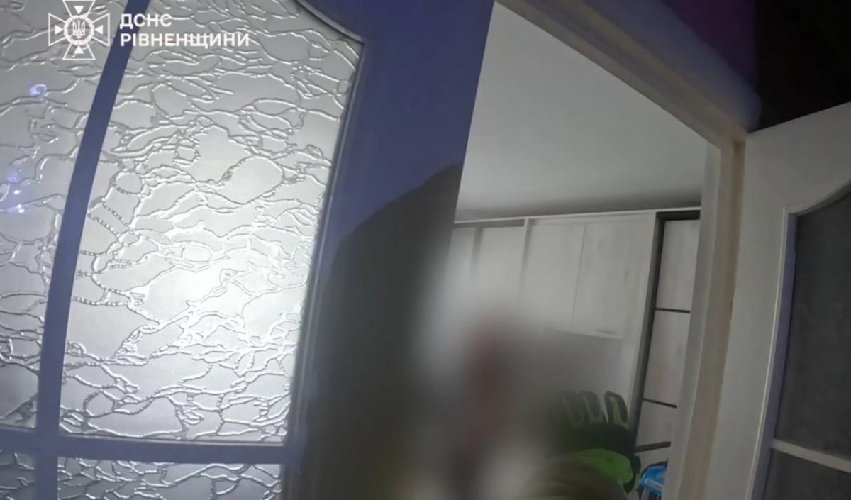 У Вараші рятувальники допомогли батькам потрапити до зачиненої в квартирі …