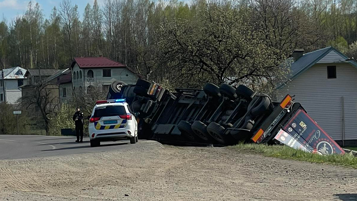 У Вигоді перекинулась вантажівка: перші подробиці від очевидців