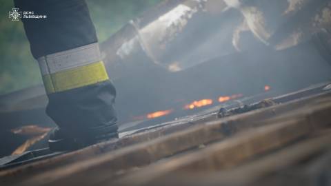 У Винниках внаслідок пожежі чоловік з опіками потрапив до лікарні