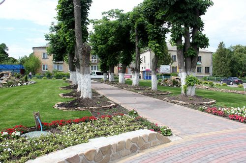 У Вишнівці завдяки небайдужим жителям оновили центральний сквер