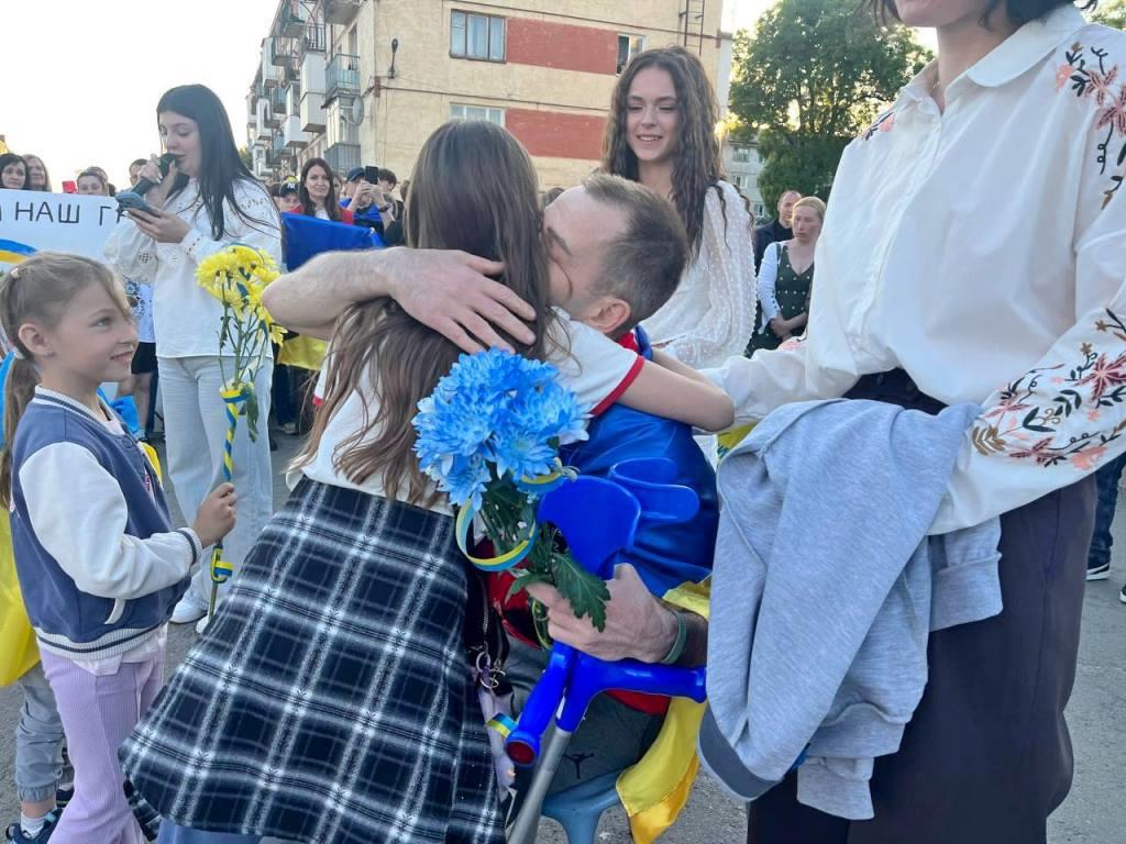 У Володимирській громаді урочисто зустріли звільненого з полону прикордонника Володимира …
