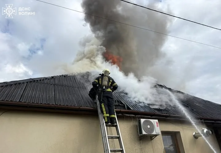 У Володимирі рятувальники ліквідували пожежу в будівлі