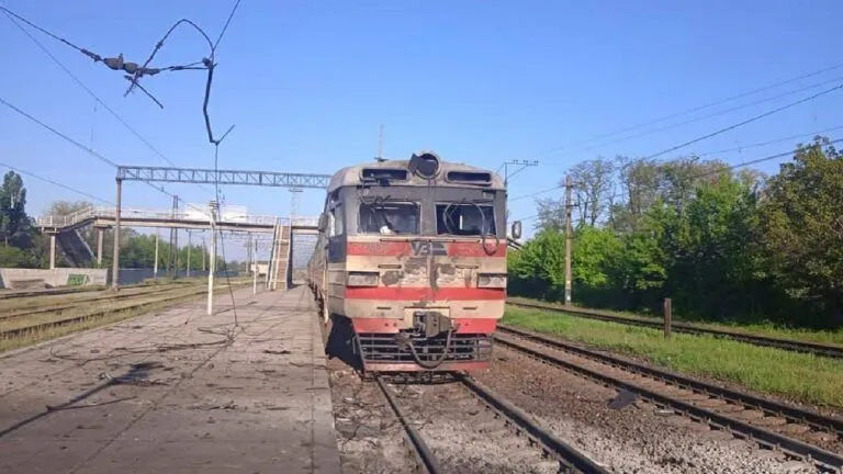 У Вільнянську російський дрон атакував приміський поїзд: є поранені