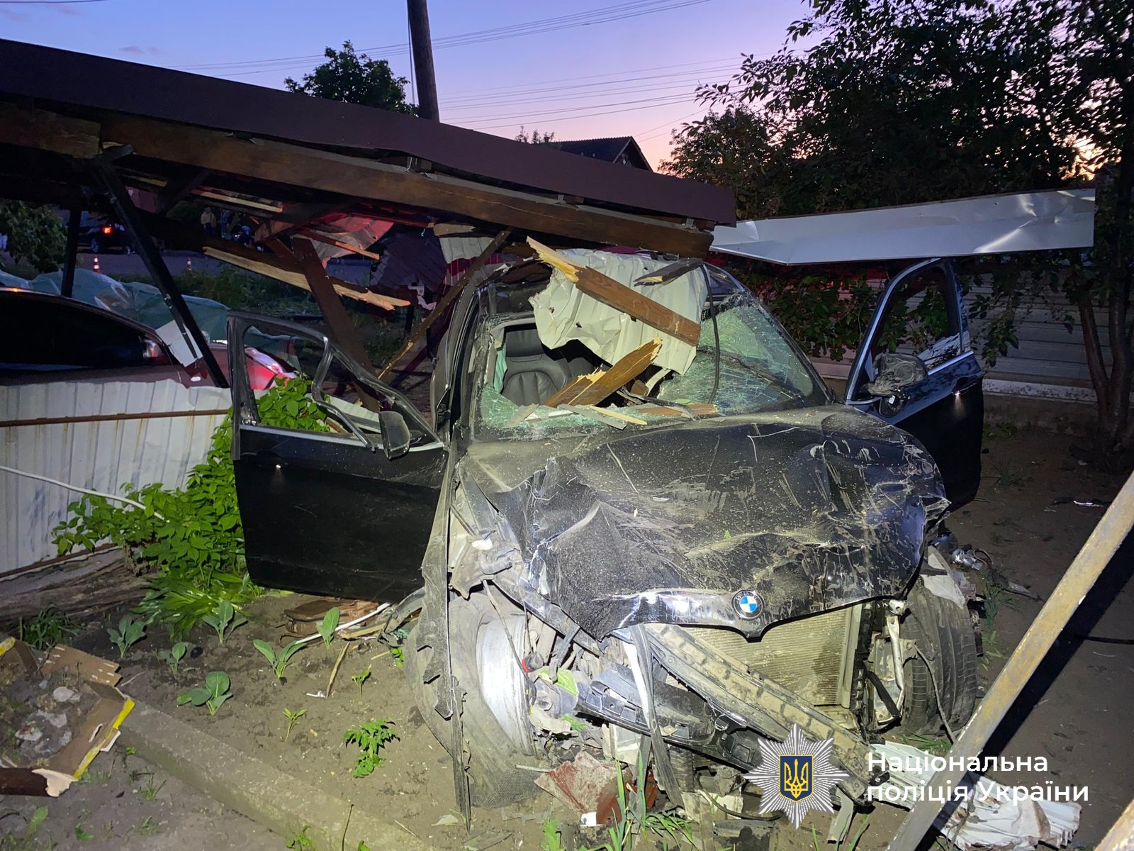 У Вінницькій області люк на дорозі спровокував аварію за участі …