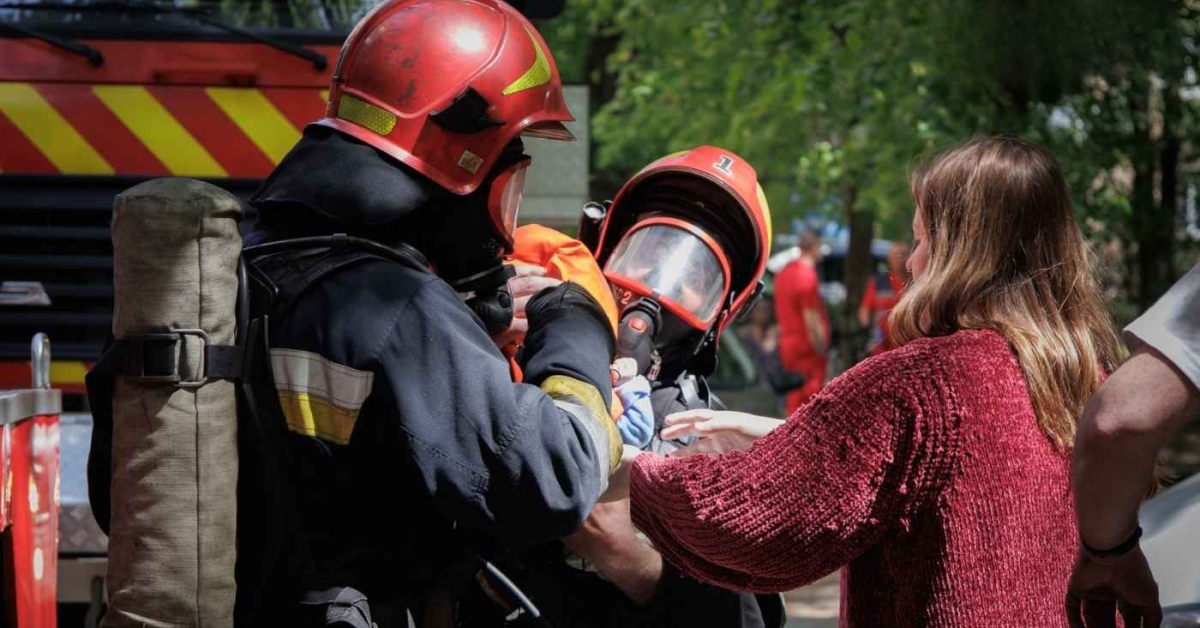 У Вінниці з охопленого димом під'їзду винесли немовля й вивели …