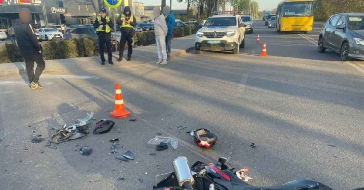 У Вінниці мотоцикліст дивом відбувся легкими травмами після зіткнення з …