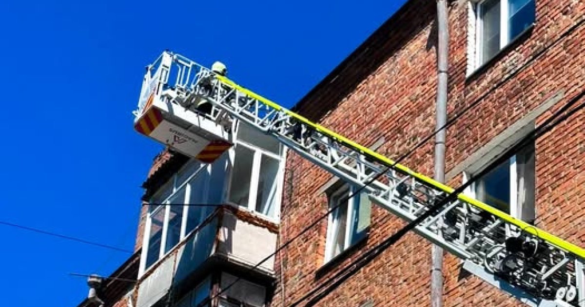 У Вінниці надзвичайники демонтували аварійний дах