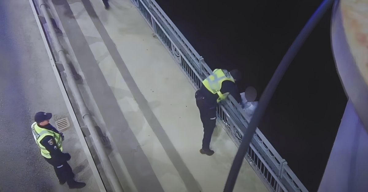 У Вінниці патрульні та нацгвардійці врятували жінку, яка намагалася стрибнути …