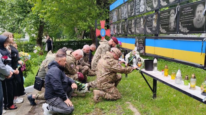 У Глибоці відкрили меморіальну дошку випускнику ліцею Сергію Пенюку, який …