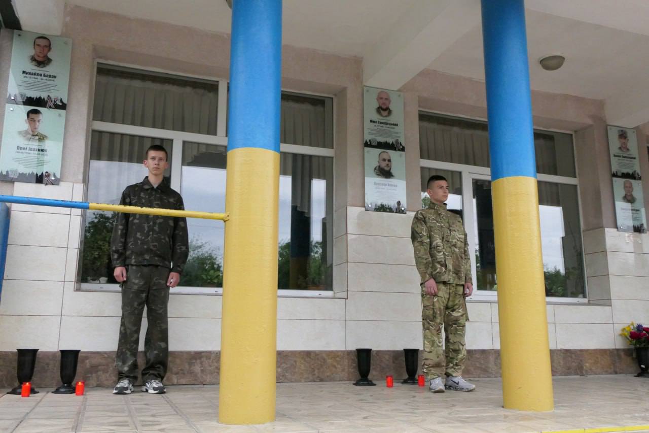 У Голинському ліцеї відкрили та освятили пам’ятні дошки чотирьом полеглим …
