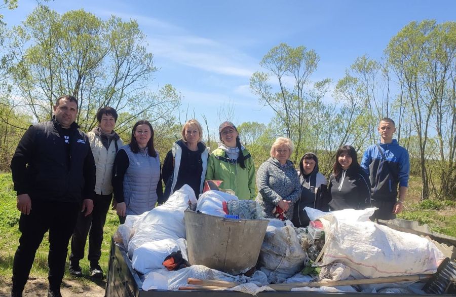 У Голині волонтери зібрали біля річки Сівка три причепи відходів