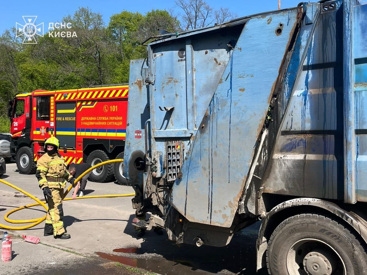 У Голосіївському районі загорівся сміттєвоз