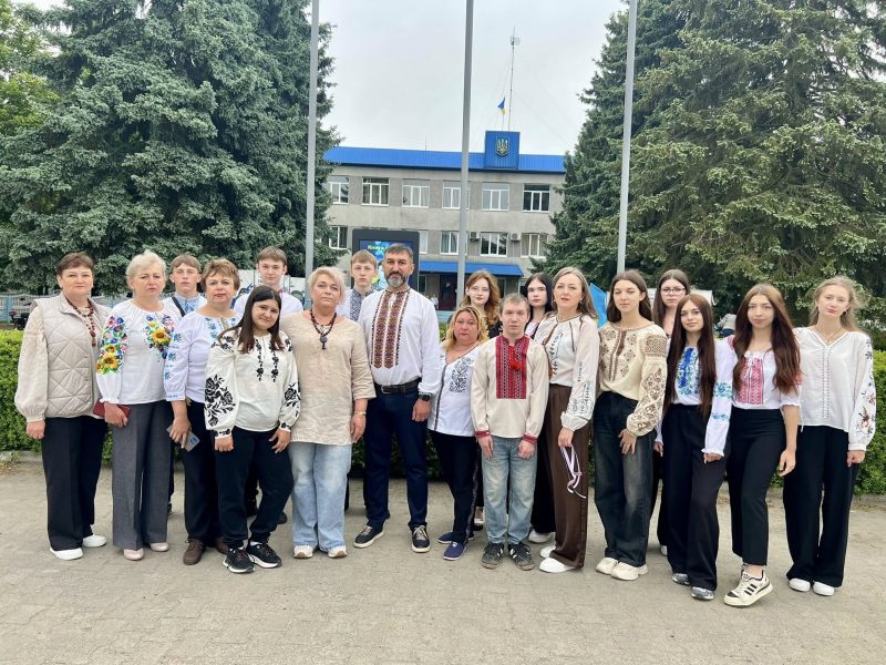 У Гощанському ліцеї День вишиванки поєднали з вшануванням пам’яті Героїв