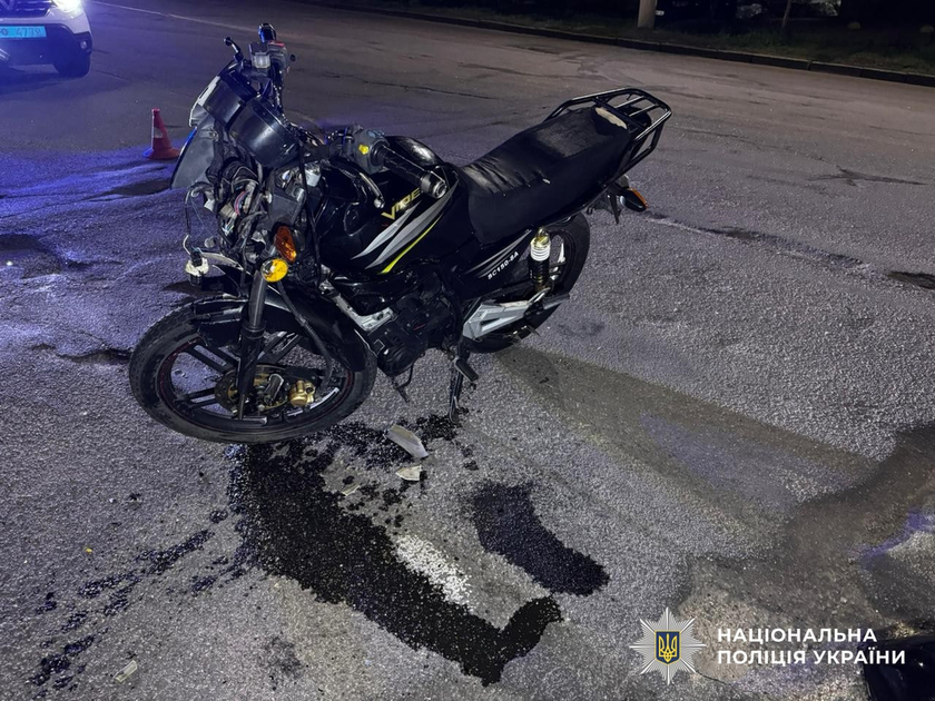 У ДТП з неповнолітнім мотоциклістом в Кропивницькому постраждали двоє людей