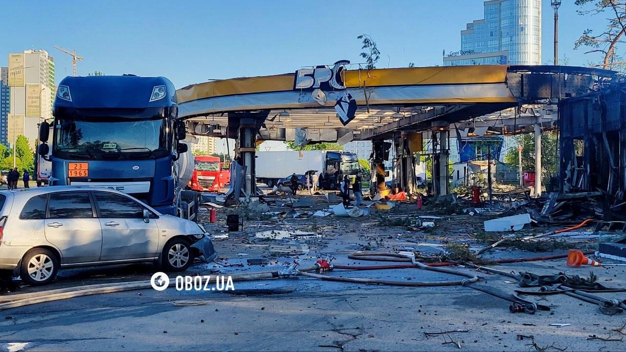 У Києві після падіння уламків згоріла автозаправка