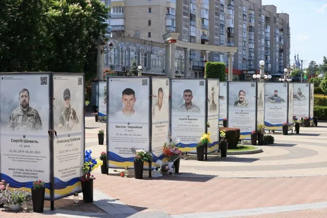 У День Героїв в Ірпені згадують історію свята та вшановують …