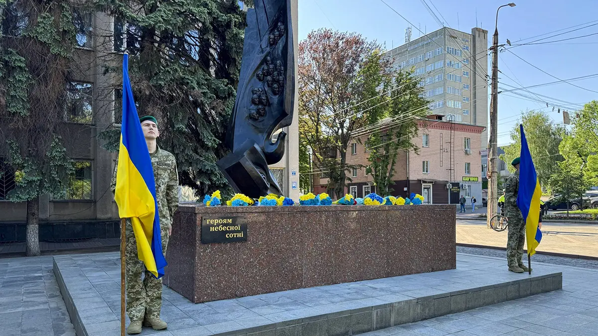 У День Героїв на Хмельниччині вшанували пам’ять захисників України різних …