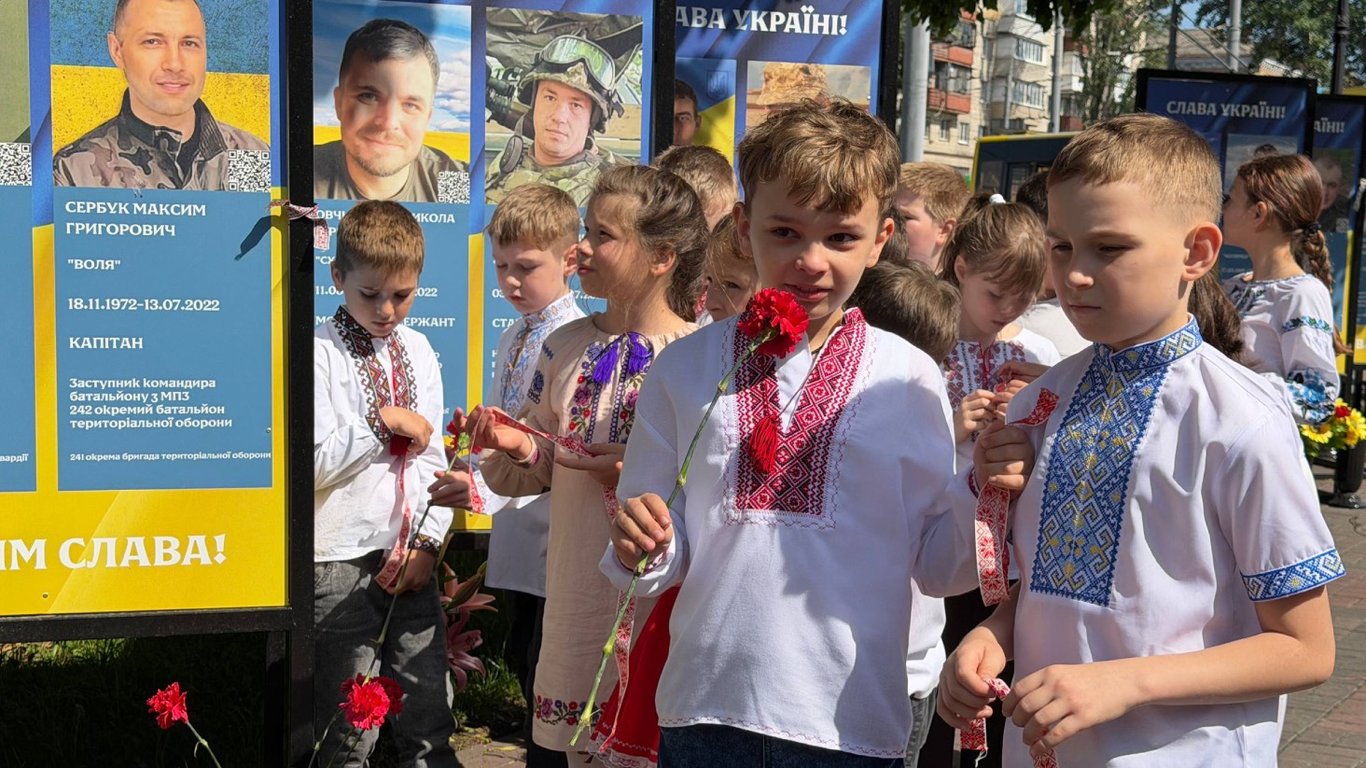 У День вишиванки кияни вшанували памʼять загиблих захисників