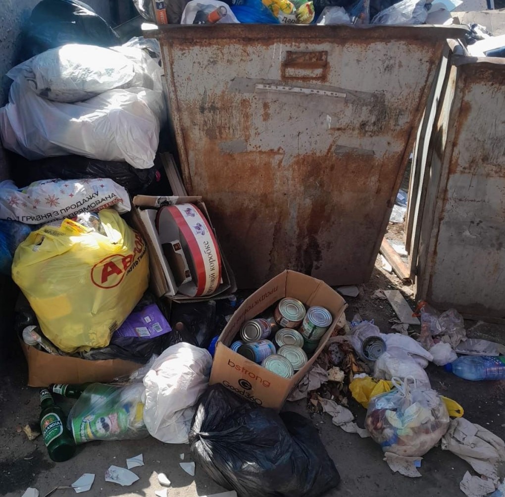 У Дергачах на смітнику знайшли викинуту гуманітарну допомогу