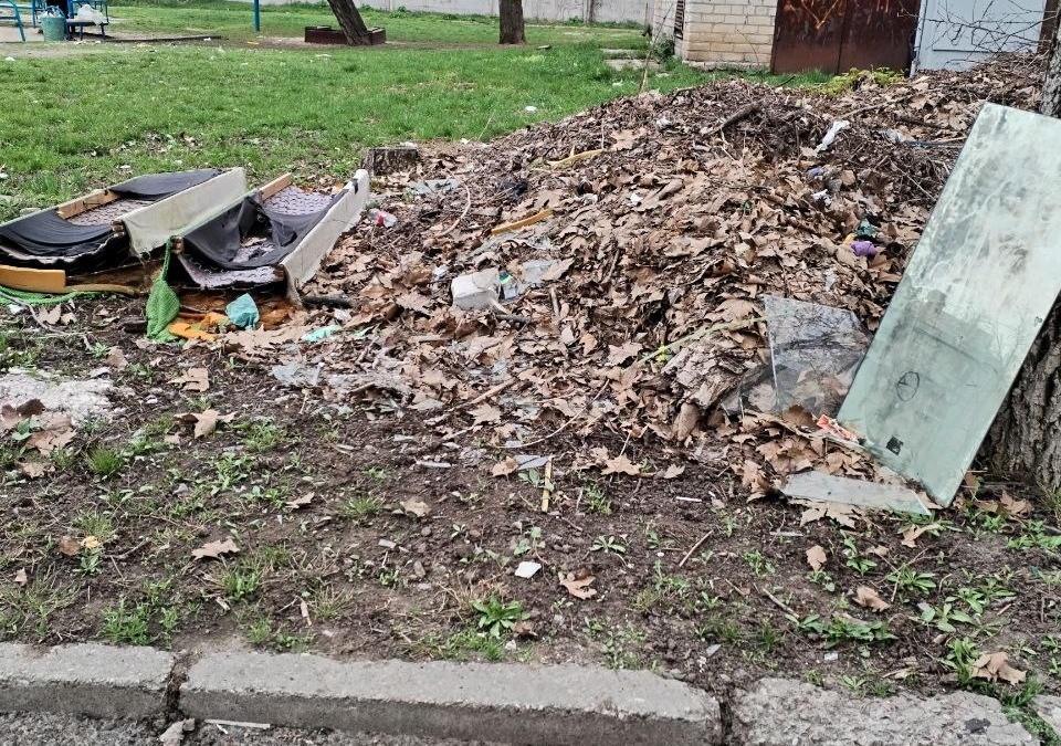У Дніпровському районі виявили звалище відходів біля багатоповерхівки