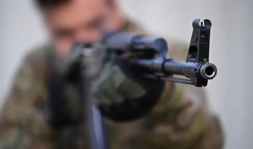 У Дніпропетровській області військовослужбовець у службовому приміщенні намагався збувати захоплені …