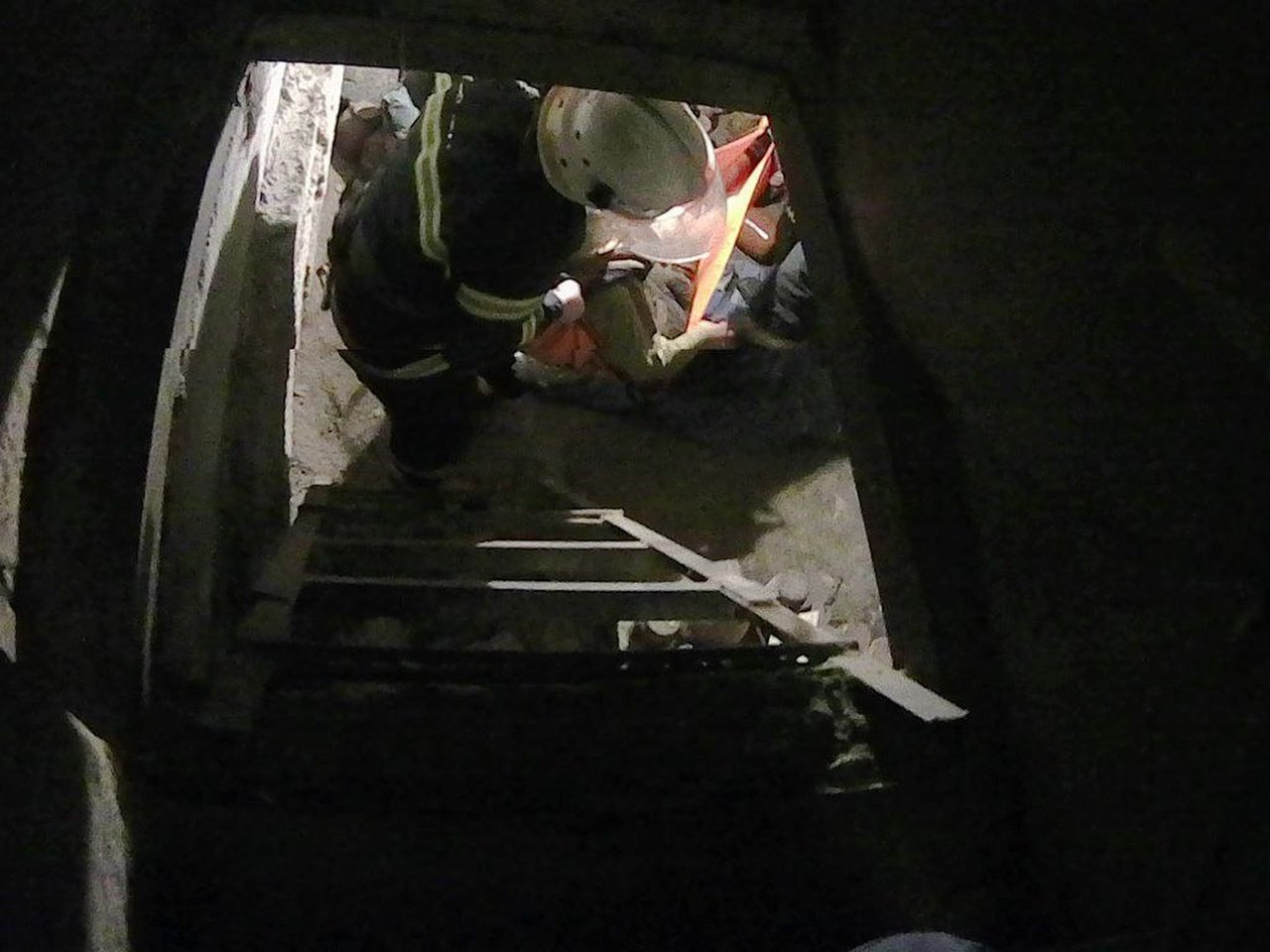 У Дніпропетровській області пенсіонер провалився у двометровий підвал і був …