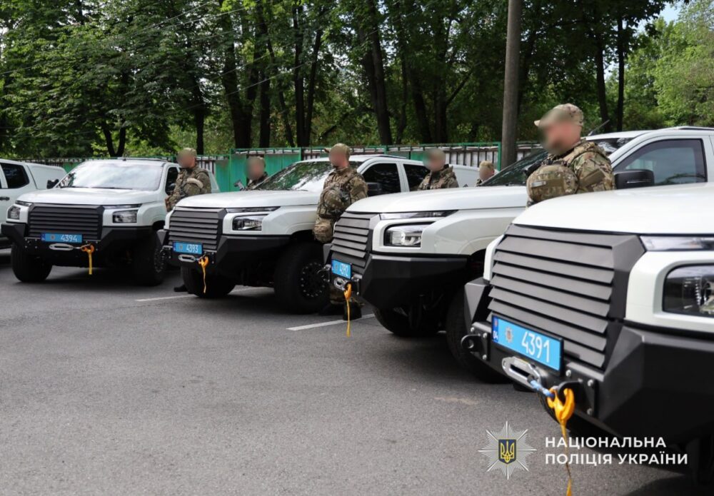 У Дніпропетровській області придбали пікапи для поліцейського відділу, що відслідковує …