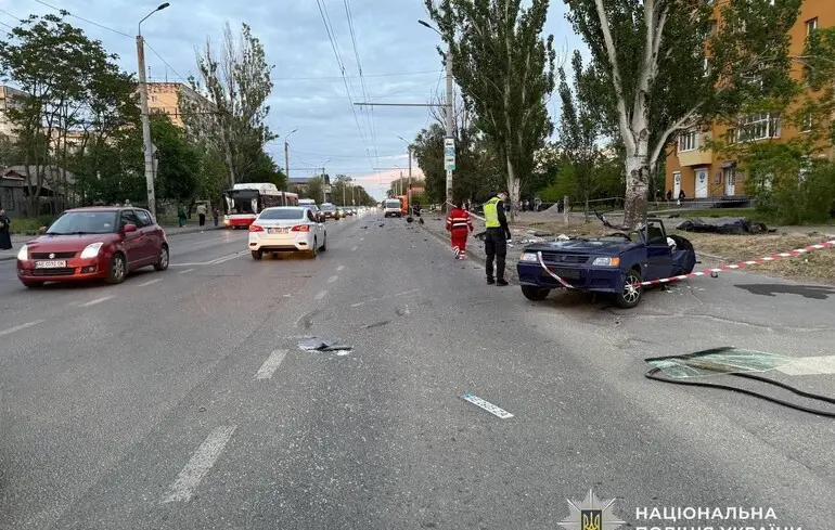 У Дніпрі «Ягуар» в’їхав у людей на зупинці