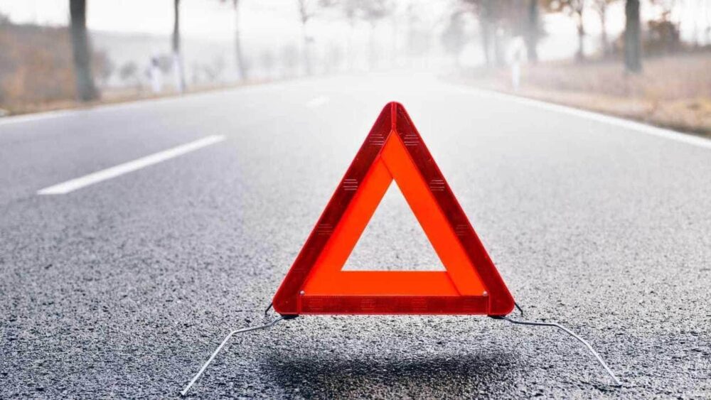 У Дніпрі автомобіль наїхав на жінку, яка впала на дорозі: …