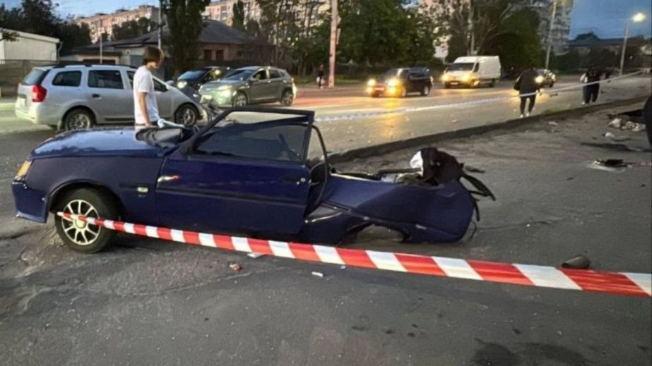 У Дніпрі автівка влетіла в зупинку громадського транспорту: загинула жінка …