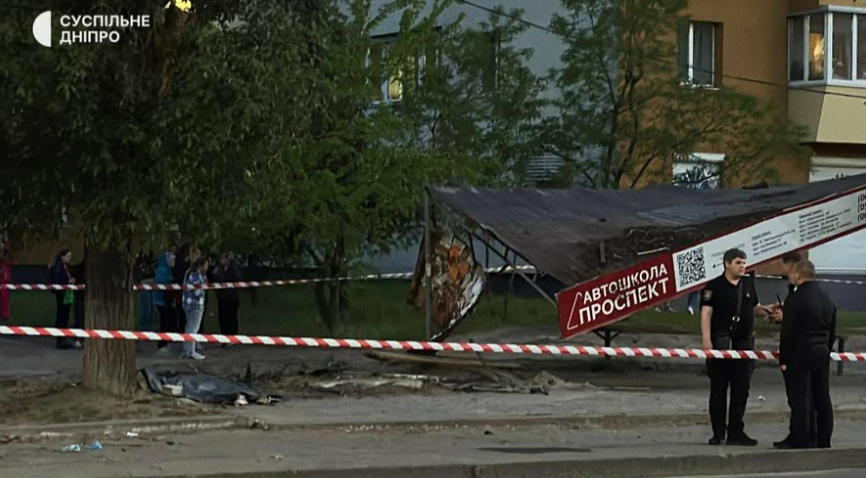У Дніпрі автівка врізалась у транспортну зупинку: загинула жінка, є …