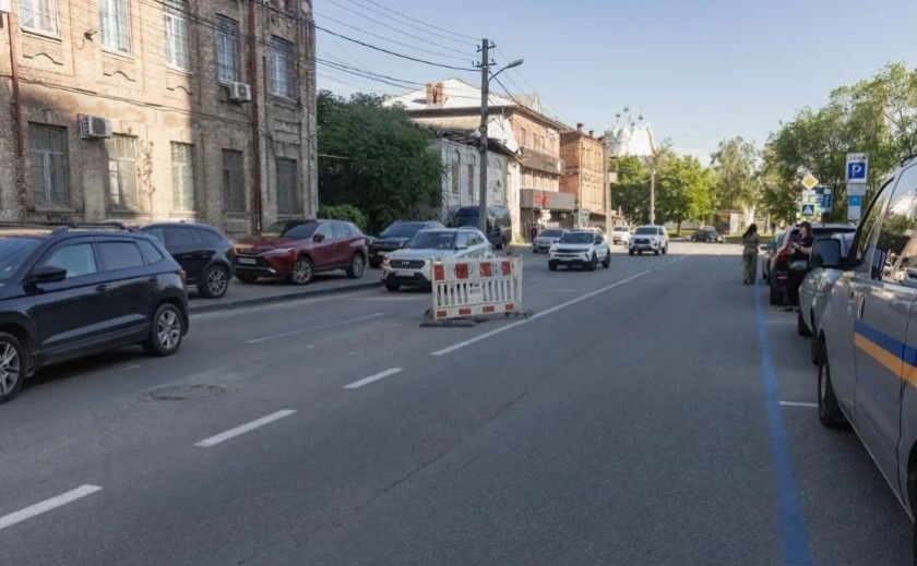 У Дніпрі біля Успенської площі провалився асфальт: подробиці