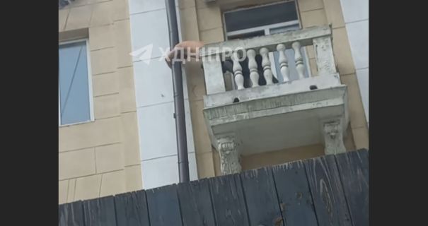 У Дніпрі біля вокзалу чоловік виліз на балкон і погрожує …