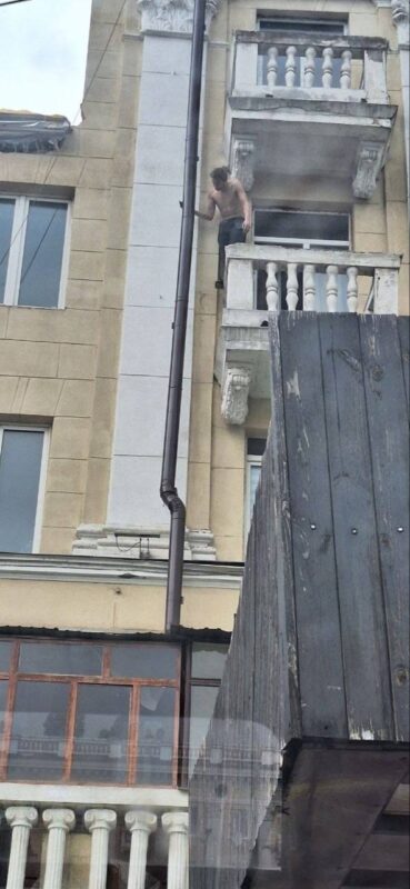 У Дніпрі біля вокзалу оголений неадекват намагається стрибнути з балкону: …