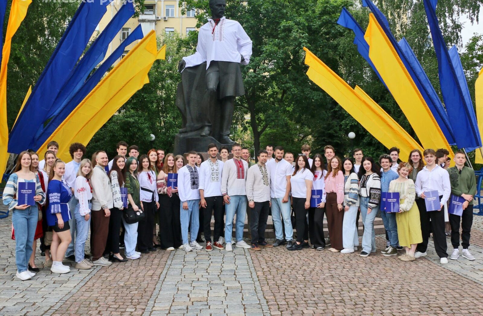 У Дніпрі біля пам’ятника Олександру Полю нагородили стипендіями ініціативну молодь