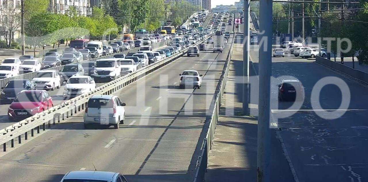 У Дніпрі величезний затор на Слобожанському проспекті: рух у бік …