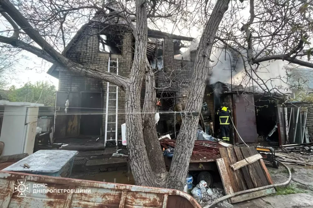 У Дніпрі вночі вщент згорів двоповерховий житловий будинок (Фото)