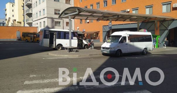 У Дніпрі водій маршрутки викинув непритомну дитину на асфальт