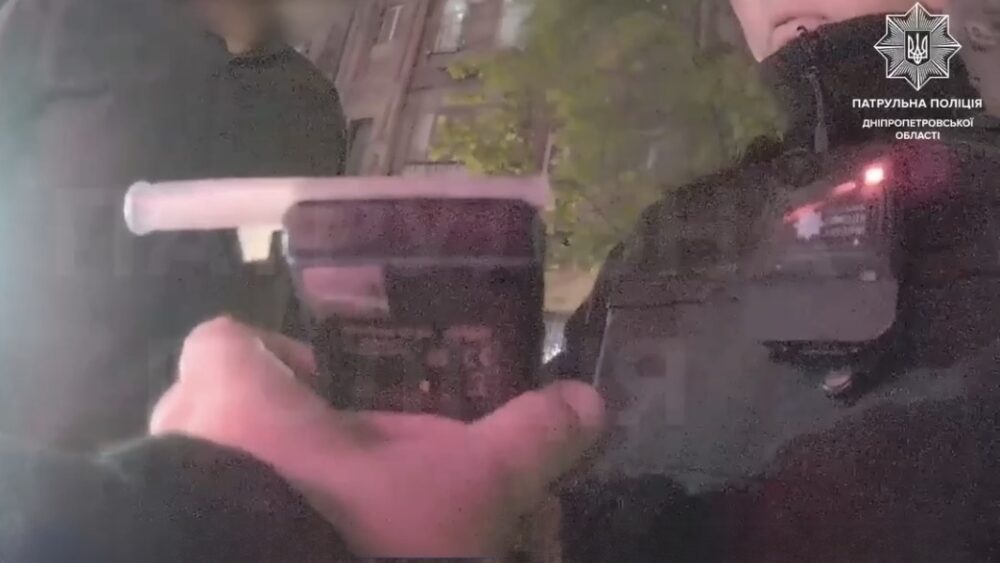 У Дніпрі вщент п’яний водій намагався відкупитися від патрульних (ВІДЕО)