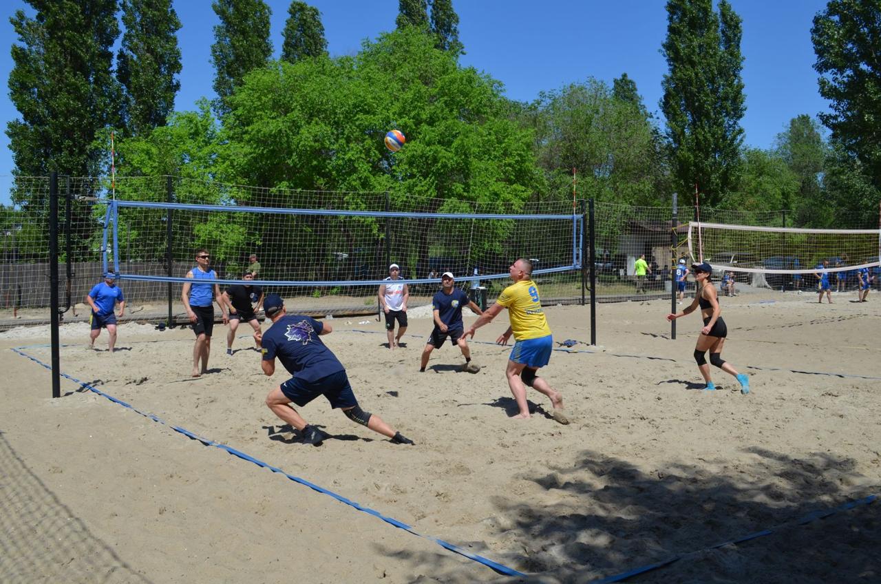 У Дніпрі відбувся турнір Маріупольського району з паркового волейболу, присвячений …