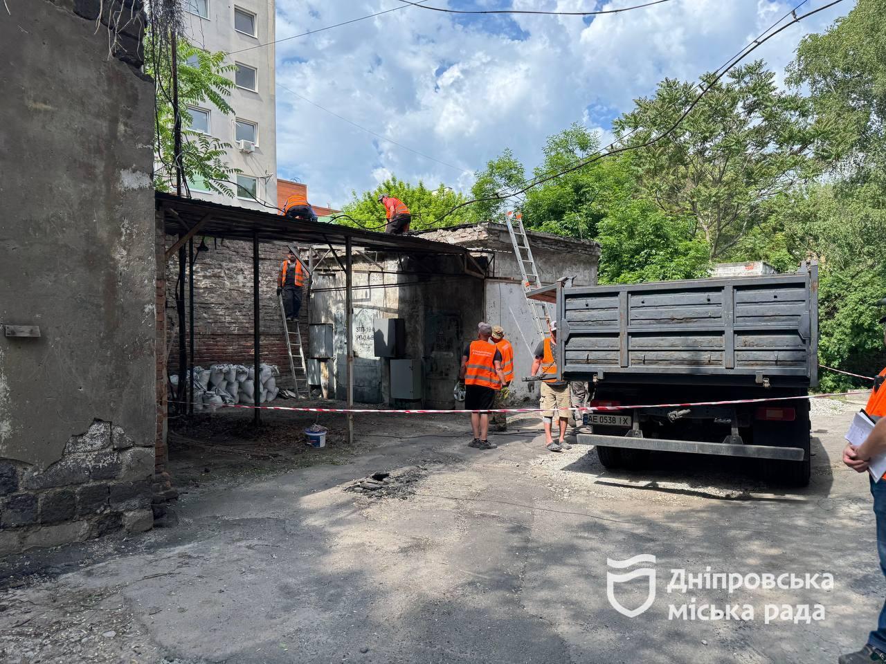 У Дніпрі демонтували самовільно встановлений “цар-навіс”