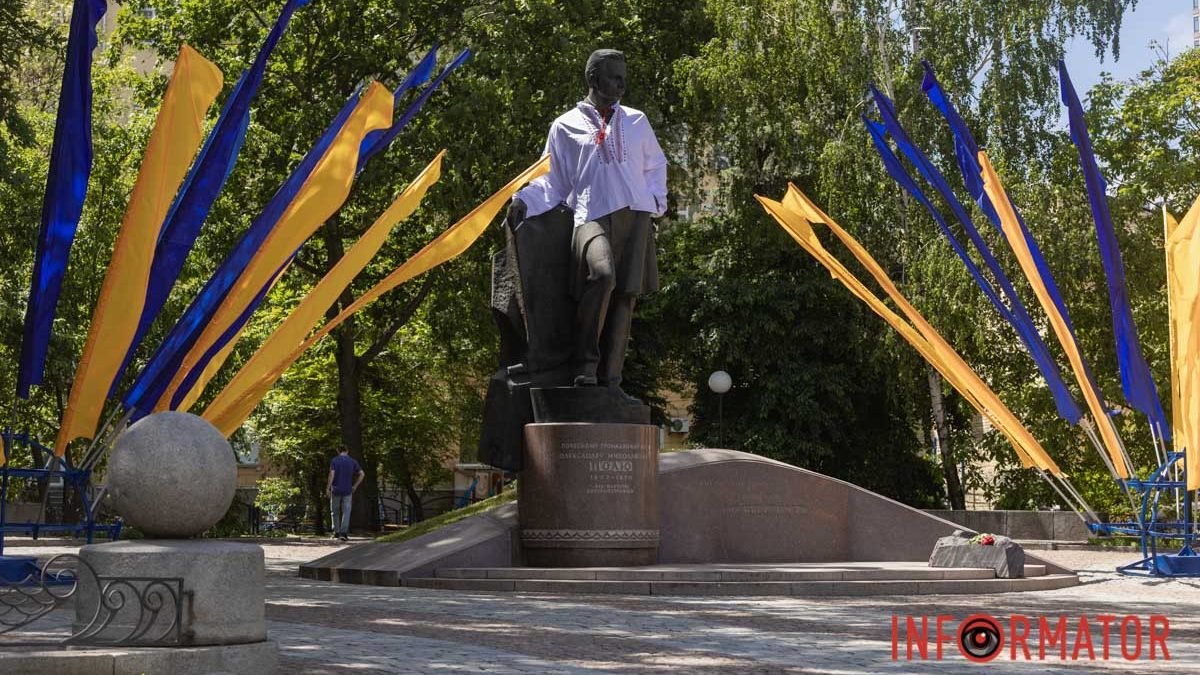 У Дніпрі до Дня вишиванки пам’ятник Поля вдягнули в національне …