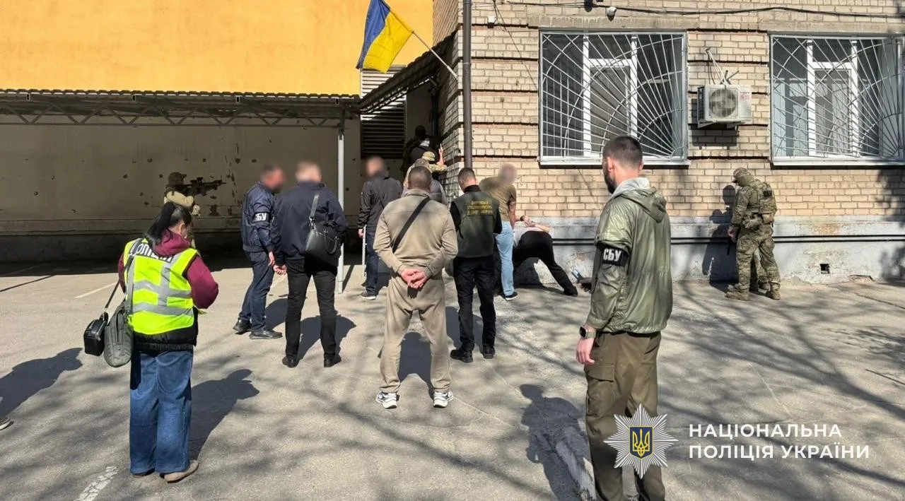 У Дніпрі затримали офіцера ТЦК, який вимагав хабар у ветерана …
