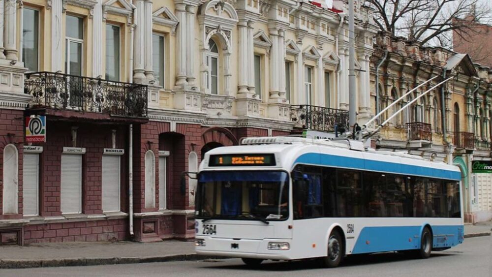 У Дніпрі зафільмували дітей, які вирішили екстремально проїхатися тролейбусом (Відео)